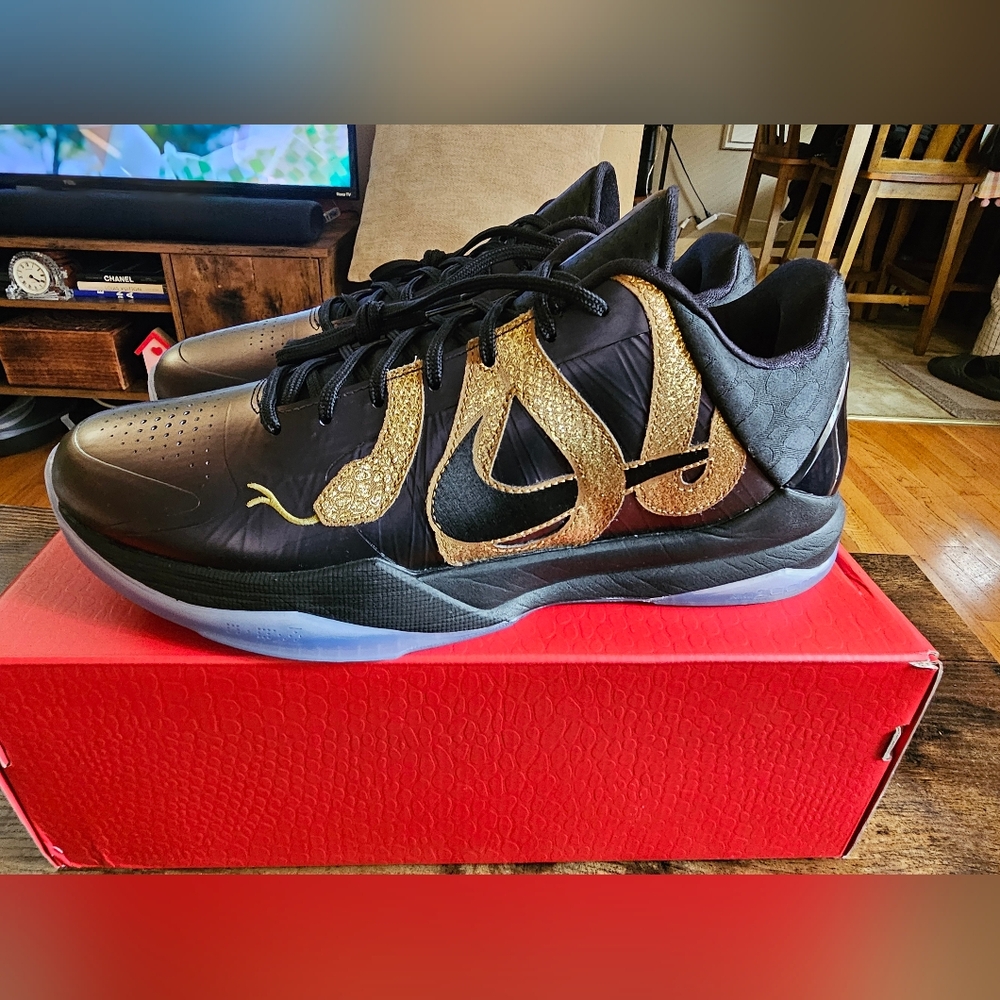 KOBE V PROTRO SIZE 12 Mens YEAR of Mamba Eggplant/Black